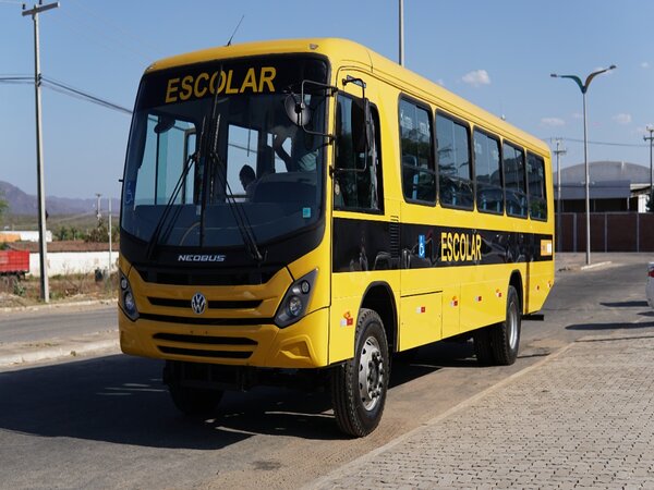 Prefeito de Jaguaribe realiza entrega de ônibus escolar