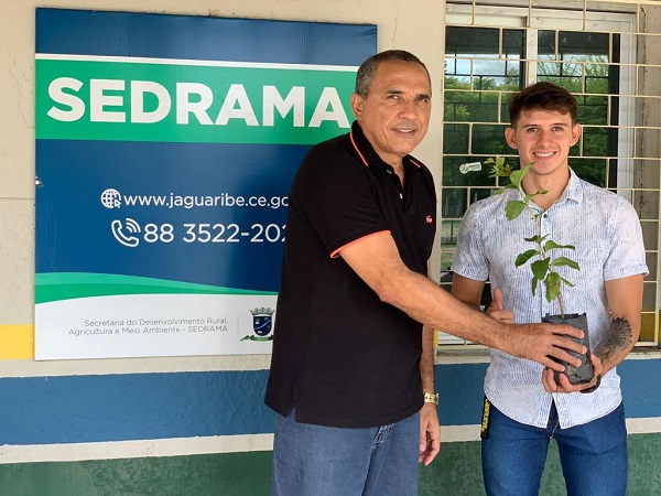 Jaguaribe promove a entrega de mudas de plantas para a população